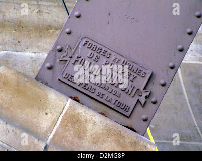Der Eiffelturm in Paris wurde mit Eisen von Forges et Usines de Pompey unter der Leitung von Fould-Dupont gebaut. Das verwendete Eisen war entscheidend für die Konstruktion und Stärke des Turms und machte ihn zu einem der berühmtesten Wahrzeichen der Welt. Stockfoto