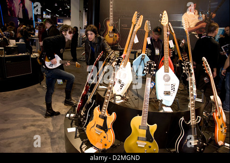 Besucher ausprobieren Gitarren aus Stand auf der NAMM Convention in Anaheim Stockfoto
