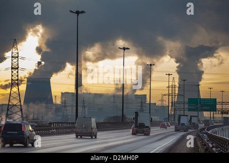 Stadt Ringway mit Autos und Verunreinigung der Luft durch Stromerzeugung Heizwerk in Sankt-Petersburg, Russland Stockfoto