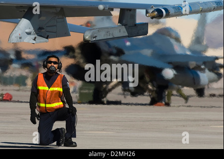 Ein Flieger von Republic of Singapore Air Force führt Vorflugkontrollen für eine f-16 Fighting Falcon während rote Fahne 13-2 Jan. 21, 2013 in der Nellis Air Force Base, Nevada Es gibt etwa 150 RSAF Personal zugewiesen, um die 425 Fighter Squadron und Airc Stockfoto