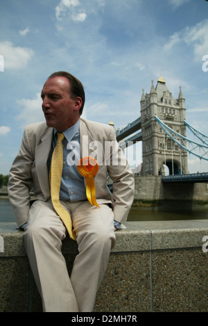 Simon Hughes, MP, britischer Politiker und stellvertretender Vorsitzender der Liberal-Demokraten vor der Tower Bridge in London England UK Stockfoto