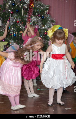 Reportage-Fotos vom russischen Kinder Kindergarten. Kinder und Eltern im Neujahr Silvester-Feier. Spielen Sie gerne jungen und Mädchen. Stockfoto