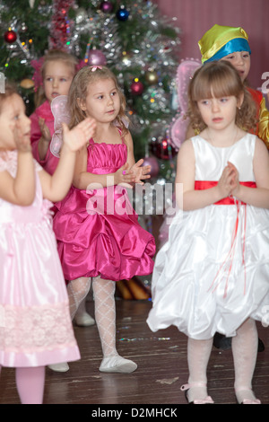 Reportage-Fotos vom russischen Kinder Kindergarten. Kinder und Eltern im Neujahr Silvester-Feier. Spielen Sie gerne jungen und Mädchen. Stockfoto