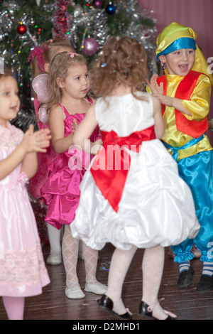 Reportage-Fotos vom russischen Kinder Kindergarten. Kinder und Eltern im Neujahr Silvester-Feier. Spielen Sie gerne jungen und Mädchen. Stockfoto