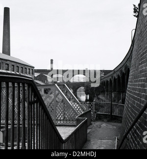 Fußgängerbrücke und Eisenbahnbrücken und Schornsteine in Leeds West Yorkshire, England, Großbritannien 1974 KATHY DEWITT Stockfoto