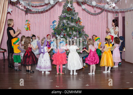 Russische Kinder Kindergarten. Kinder tanzen mit Sonnenschirmen auf der