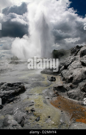 Ein thermische Geysir bricht aus in den Himmel Stockfoto