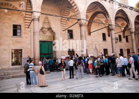 Europa Türkei Istanbul Besucher warten auf die blaue Moschee Sultan Ahmet Moschee betreten Stockfoto