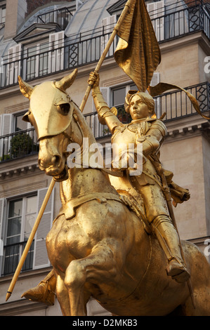 Jeanne d ' Arc. Eine vergoldete Reiterstatue von St. Joan des Bogens von Emmanuel Frémiet. Es steht an einer belebten Kreuzung auf der Rue de Rivoli in Paris. Frankreich. Stockfoto