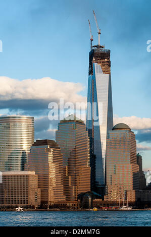 New York, NY, USA, 28. Januar 2013. Gesamtansicht der 1 World Trade Center auch bekannt als The Freedom Tower.  Vor kurzem entdeckte sexistischen und rassistischen Graffiti innerhalb des Turmes. Stockfoto