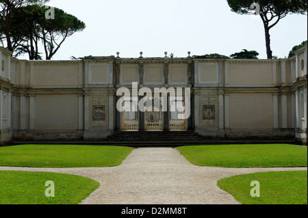 Villa Giulia. Rom. Italien. Blick auf den Innenhof und den Nymphäums Granit Säulen Pavillon Halleneingang Stockfoto