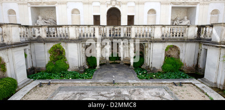 Villa Giulia. Rom. Italien. Das Nymphäum, auf zwei Etagen um einen versunkenen Innenhof mit künstlichen Grotten gebaut. Stockfoto