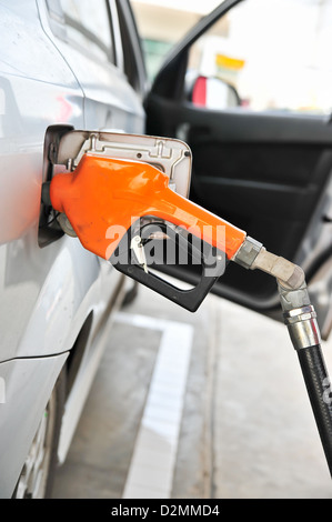 Auto an Tankstelle mit Kraftstoff gefüllt Stockfoto