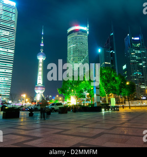 China Shanghai Huangpu-Fluss und die Skyline von Pudong bei Sonnenuntergang Stockfoto