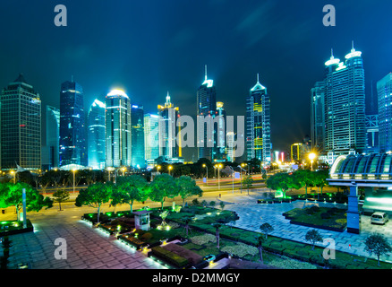 China Shanghai Huangpu-Fluss und die Skyline von Pudong bei Sonnenuntergang Stockfoto