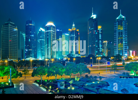 China Shanghai Huangpu-Fluss und die Skyline von Pudong bei Sonnenuntergang Stockfoto