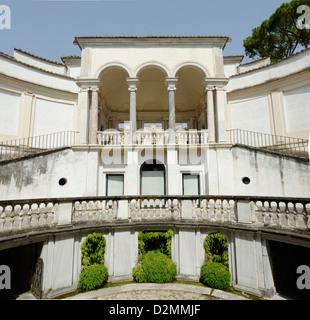 Villa Giulia. Rom. Italien. Die Säulenhalle, die den Nymphäums, gebaut auf zwei Etagen um einen versunkenen Innenhof mit Blick auf Stockfoto