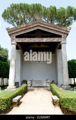 Villa Giulia. Rom. Italien. Ein Replikat etruskischen Tempel aus dem Jahre 1891 von Graf Adolfo Cozza in den Gärten der Villa Giulia. Stockfoto