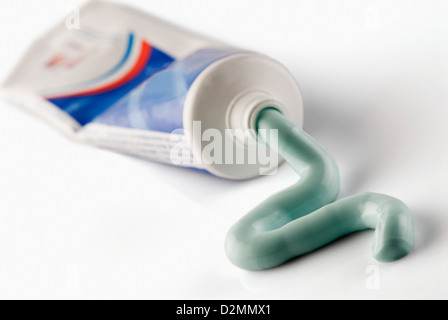 Zahnpasta, die aus einer Zahnpastatube gequetscht Stockfoto