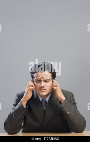 Nahaufnahme eines Geschäftsmannes suchen verärgert Stockfoto