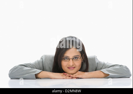 Porträt einer Geschäftsfrau stützte sich auf eine Tabelle Stockfoto