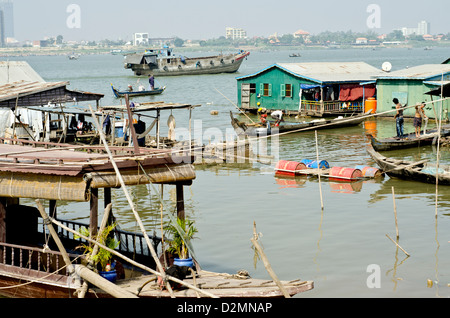 Schwimmendes Dorf auf dem Mekong in Phnom Penh, nur 500 Meter vom teuersten Hotels Stadt. Stockfoto