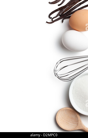 Koch-Konzept. Zutaten und Küchengeräte auf weißem Hintergrund. Stockfoto