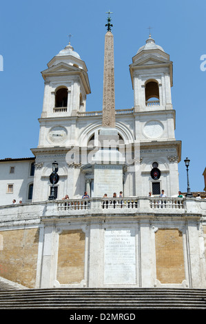 Rom Italien.  Die spanische Treppe (Piazza di Spagna) ist das 16. Jahrhundert Kirche von Trinita dei Monti mit zwei Glockentürmen Stockfoto