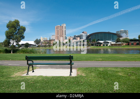 Adelaide-Skyline aus flachen Pinky, leere Bank im Vordergrund Stockfoto