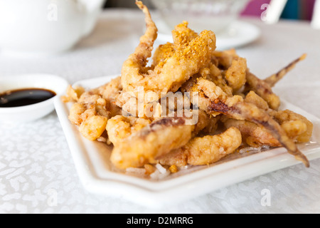 Teller mit gebratenen Calamari, serviert mit sauce Stockfoto