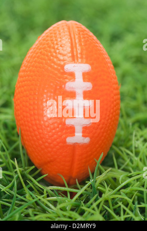 Nahaufnahme von einem American Football auf dem Rasen Stockfoto