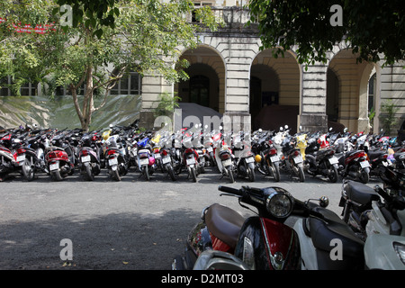 Es ist ein Foto von vielen Roller oder Motorräder in ein Parkplatz geparkt. Gibt es so viele und viel in Saigon Stockfoto