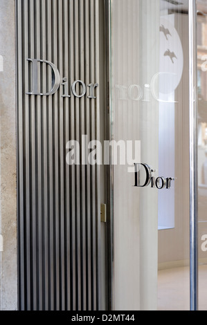 Rom. Lazio Rom. Italien. Blick auf den Eingang zu Dior, einen gehobenen Luxus-Designer-Shop auf der Via Condotti in Rom. Stockfoto