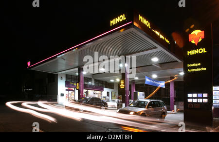 Blick auf die letzte Minol-Tankstelle in Leipzig, Deutschland, 15. Februar 2008. Die Total-Gruppe beschlossen, das Unternehmen aus DDR-Zeiten mit seinen unterschiedlichen violett-rosa Design beizubehalten. Insgesamt entstand aus einer Fusion von Elf Aquitaine und Totalfina und wiedereröffnet drei Stationen in Berlin, Chemnitz und Leipzig in der Retro-Minol Design, um Markenrechte zu sichern und die Vergangenheit zu erinnern. Die Stationen in Berlin und Chemnitz haben geschlossen. Foto: Peter Endig Stockfoto