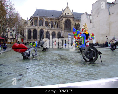 Der Strawinsky-Brunnen, auch bekannt als Tinguely-Brunnen, befindet sich in der Nähe des Centre Pompidou in Paris. Es ist ein ikonisches Kunstwerk mit kinetischen Skulpturen und Wasserspielen, entworfen von Jean Tinguely. Stockfoto