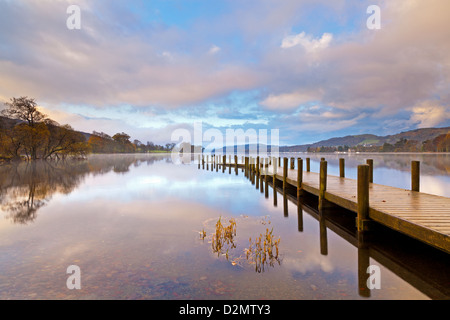 Schöne Töne füllen den Himmel am frühen Morgen des Coniston Water in The Lake District, Cumbria, England, UK Stockfoto
