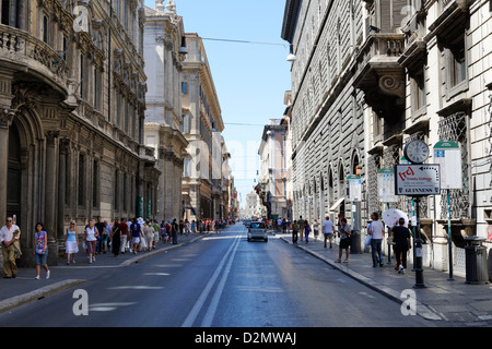 Rom. Italien. Blick entlang der Via del Corso ist die Hauptstraße im historischen Zentrum Roms und hat eine Geschichte, die bis 220 v. Chr. zurück. Stockfoto