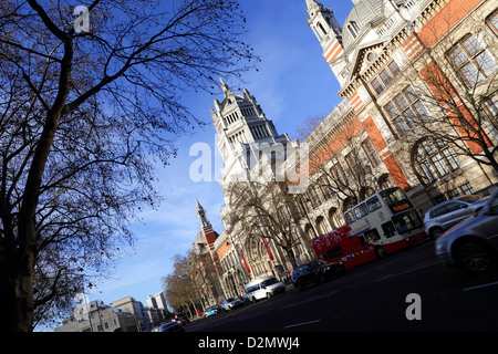 Der Haupteingang und die vordere Fassade des Victoria&Albert Museum in South Kensington. Stockfoto