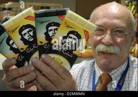 Manfred Gebhardt der Thüringer Rotstern GmbH zeigt Schokoriegel mit dem Gesicht des Revolutionärs Che Guevara auf der internationalen Grünen Woche in Berlin, Deutschland, 21. Januar 2008. Foto: Soeren Stache Stockfoto