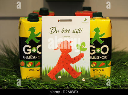 Kisten mit Obst und Gemüse Saft sind mit dem Ampelmann-Logo im Ampelmann Shop am Gendarmenmarkt in Berlin, Deutschland, 28. November 2012 abgebildet. Die Ampelmännchen (kleine Ampelmännchen) Ostdeutschland war die erste Fußgängerampel-Symbol und wurde zu einer Ikone der "Ostalgie", eine besondere Art von Nostalgie der ostdeutschen für den Alltag in der ehemaligen DDR. Foto: Jens Kalaene Stockfoto