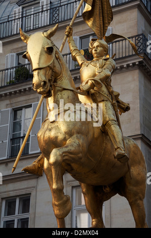 Jeanne d ' Arc. Eine vergoldete Reiterstatue von St. Joan des Bogens von Emmanuel Frémiet. Es steht an einer belebten Kreuzung auf der Rue de Rivoli in Paris. Frankreich. Stockfoto