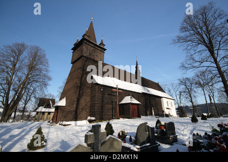 Eine sehr alte hölzerne Kirche auf einem Hügel an einem schönen sonnigen Wintertag. Stockfoto