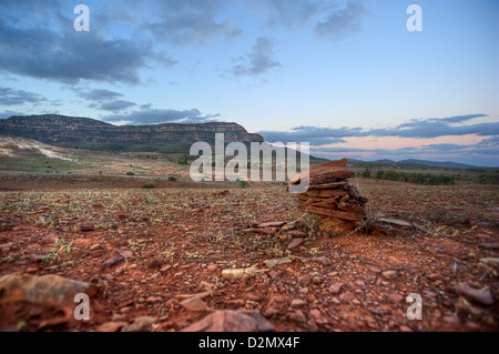 Eine kleine felsige Cairn am Südrand des Wilpena Pound in South Australia zerklüftete Hinterland Wildnis in den Flinders Ranges Stockfoto