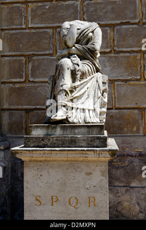 Rom. Italien. Ansicht einer abgeschlagenen Büste eines berühmten Italieners, die Linien der Viale di Villa Medici am Pincio oder Pincio-Hügel. Stockfoto