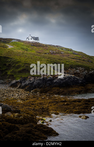 Isoliertes Haus auf einer Klippe über dem Meer Stockfoto