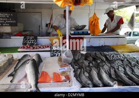 Fisch am Stall zu verkaufen, Straßenmarkt angezeigt. Stockfoto