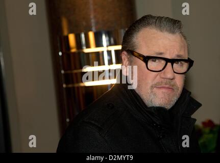 Berlin, Deutschland. 29. Januar 2013. Der britische Schauspieler Ray Winstone stellt im Laufe der Photocall zum Film "Das Verbrechen" in Berlin, Deutschland, 29. Januar 2013. Der Film wird am 28. Februar in den deutschen Kinos gezeigt. Foto: Joerg Carstensen / Alamy Live News Stockfoto