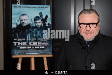 Berlin, Deutschland. 29. Januar 2013. Der britische Schauspieler Ray Winstone stellt im Laufe der Photocall zum Film "Das Verbrechen" in Berlin, Deutschland, 29. Januar 2013. Der Film wird am 28. Februar in den deutschen Kinos gezeigt. Foto: Joerg Carstensen / Alamy Live News Stockfoto