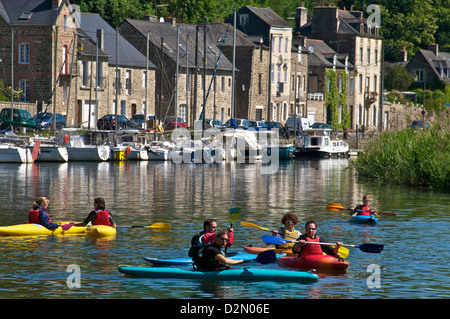 Kanus Kajaks am Fluss Rance, Dinan, Bretagne, Frankreich, Europa Stockfoto