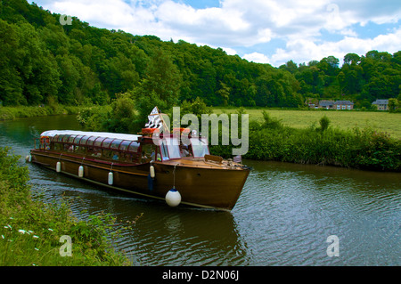 Touristenboot auf Fluss Rance, Dinan, Bretagne, Frankreich, Europa Stockfoto